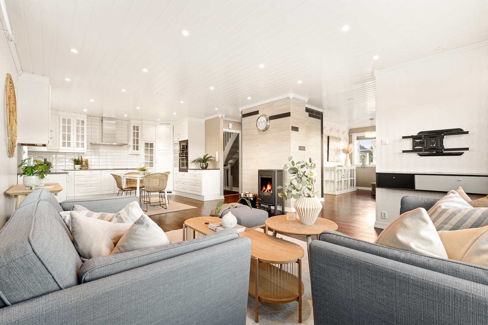 Kjøkkenet ligger fint plassert i tilknytning til stuen. Galleribilde