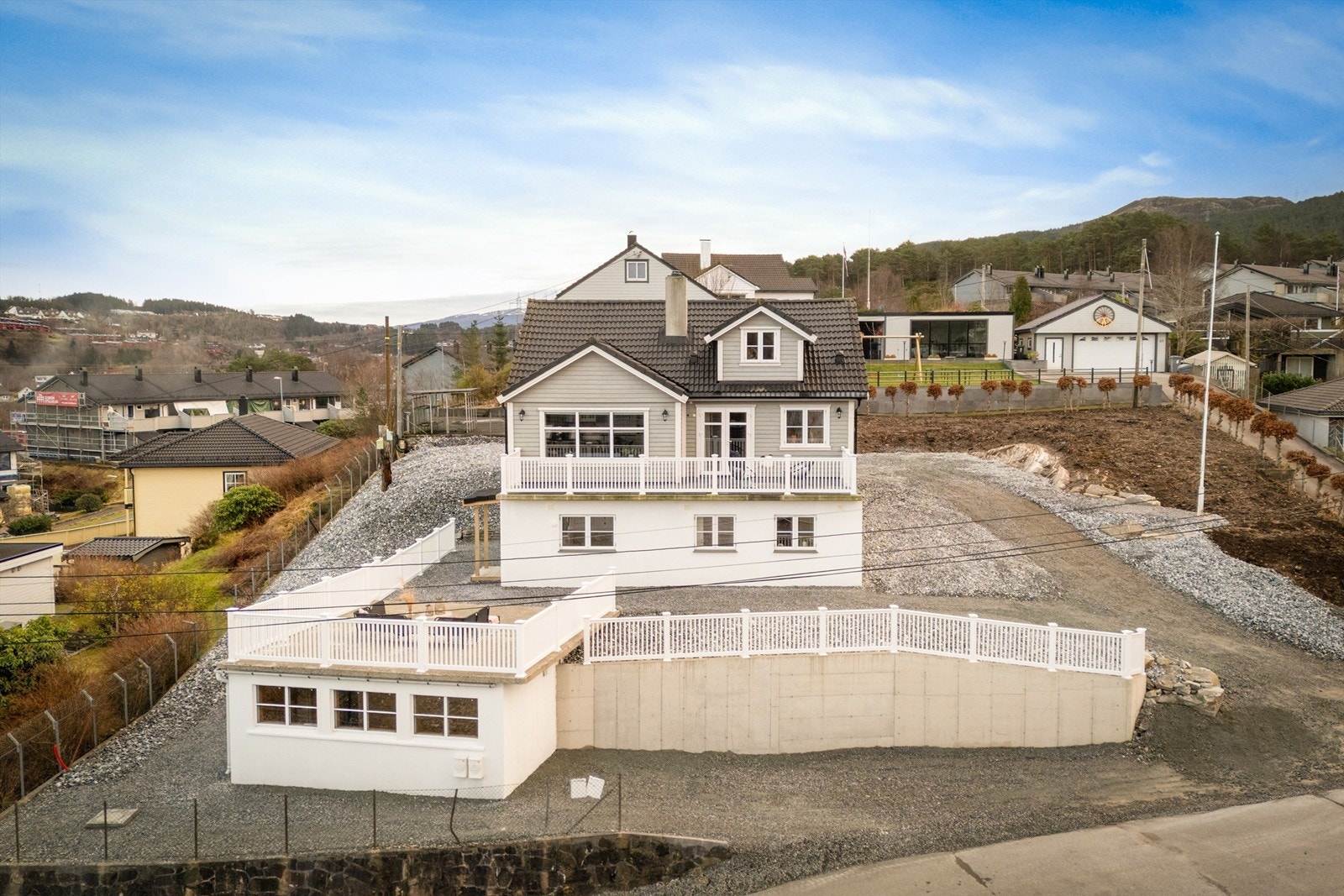 Fra boligen er det trygg skolevei med bilfri sti over haugen. Området er godt tilrettelagt for et aktivt familieliv med gangavstand til idrettshaller, fotballbaner, lekeplass og ballbinge. Galleribilde