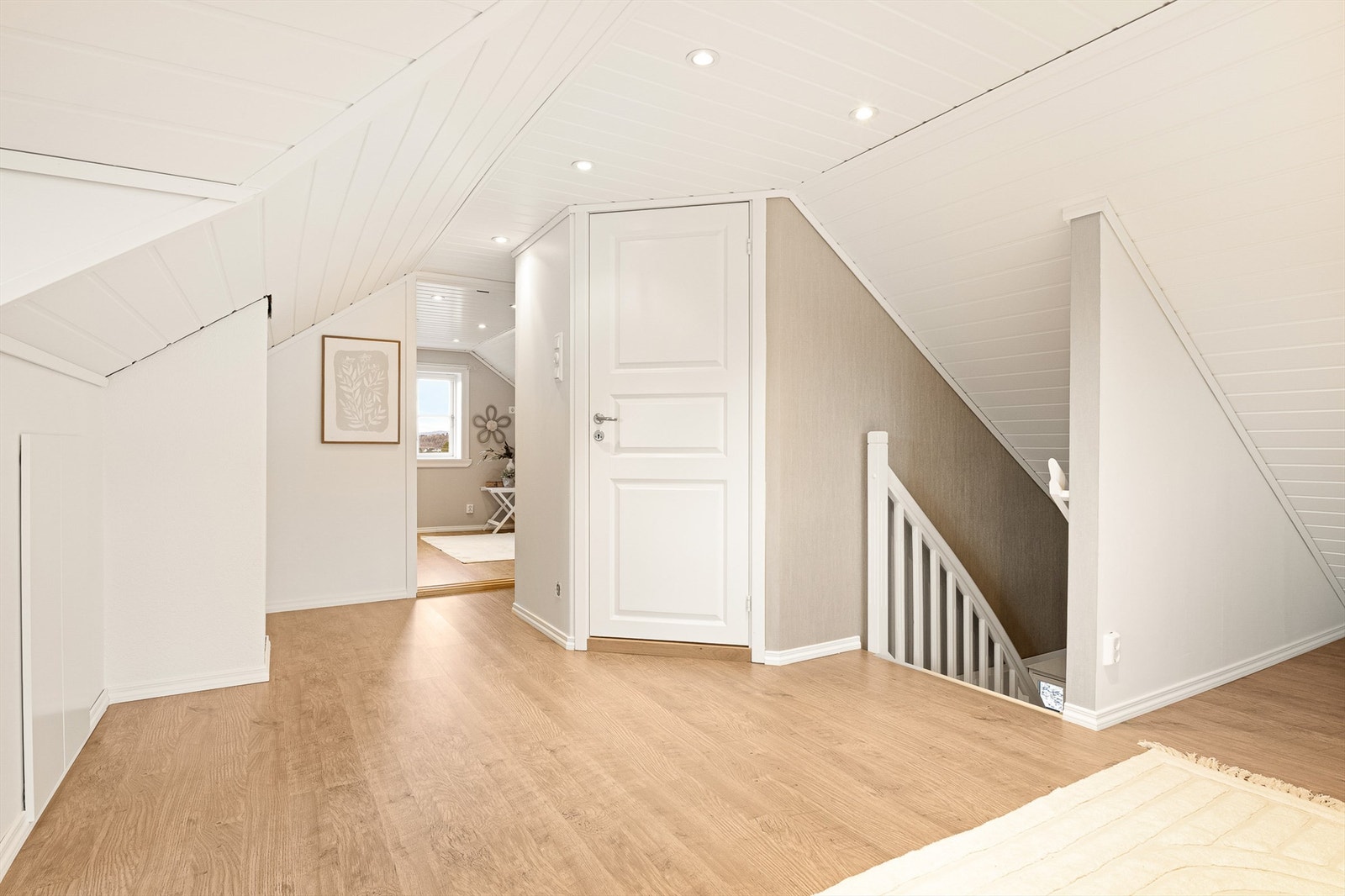 Loftet inneholder soverom og bad. Vi gjør oppmerksom på at loftsetasjen ikke er godkjent for varig opphold. Galleribilde