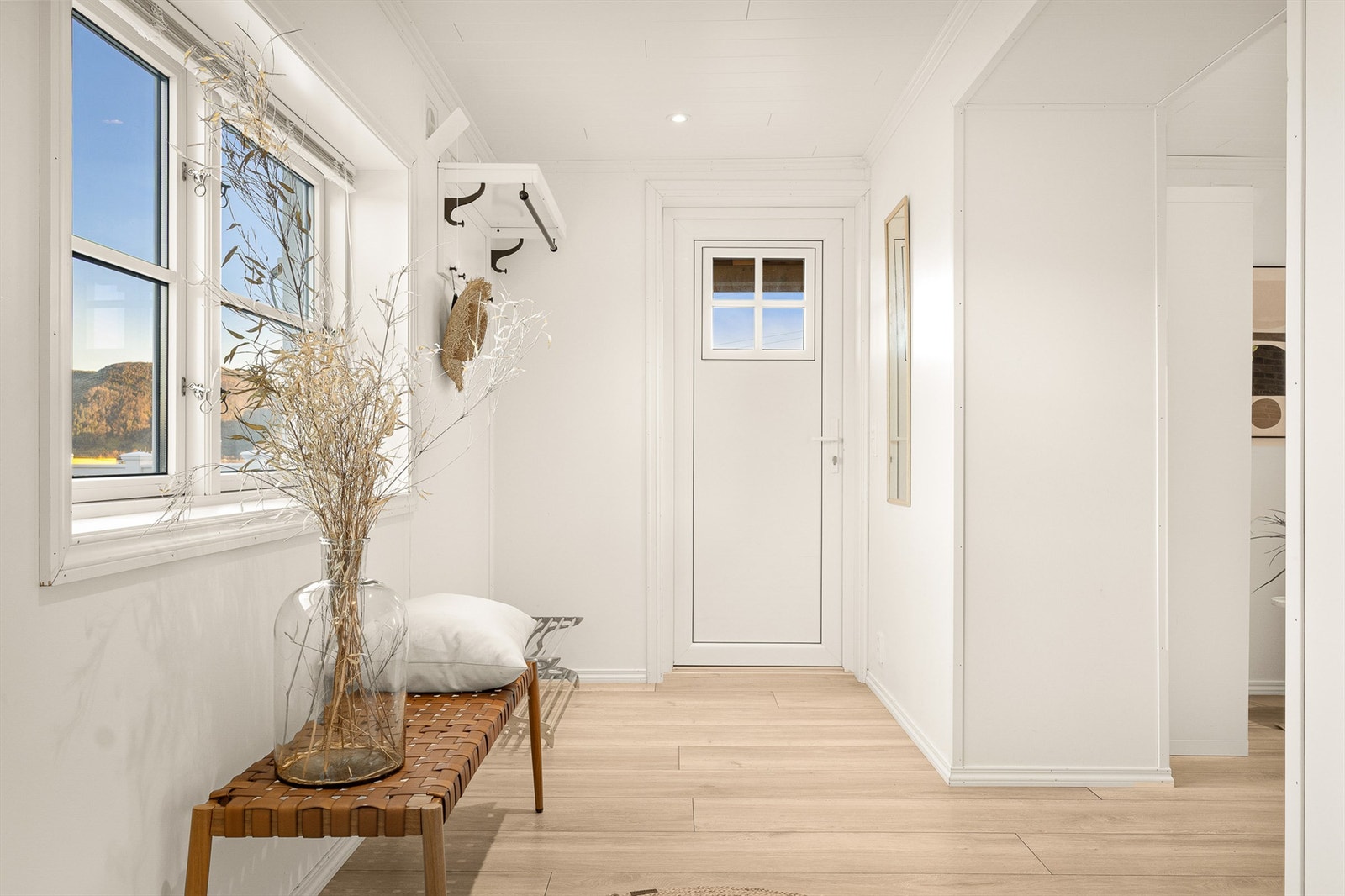 Underetasjen er innholdsrik med flere gode kvaliteter. Det gjøres oppmerksom på etasjen hovedsakelig ikke er godkjent for varig opphold, med unntak av 2 soverom. Galleribilde