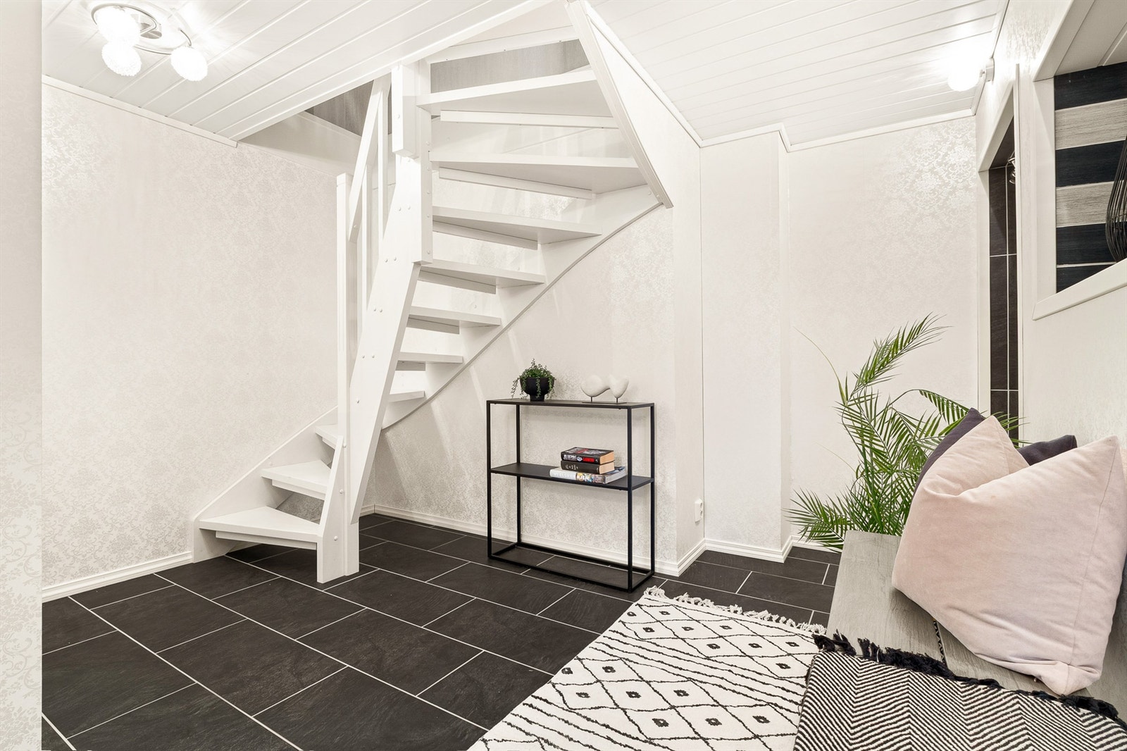 Trapp fra 1. etg. og ned til u-etg. Toppetasje og 1. etasje disponerer også deler av underetasje med vaskerom, gang og inngangsparti. Det er også inngangsparti i 1. etg. Galleribilde