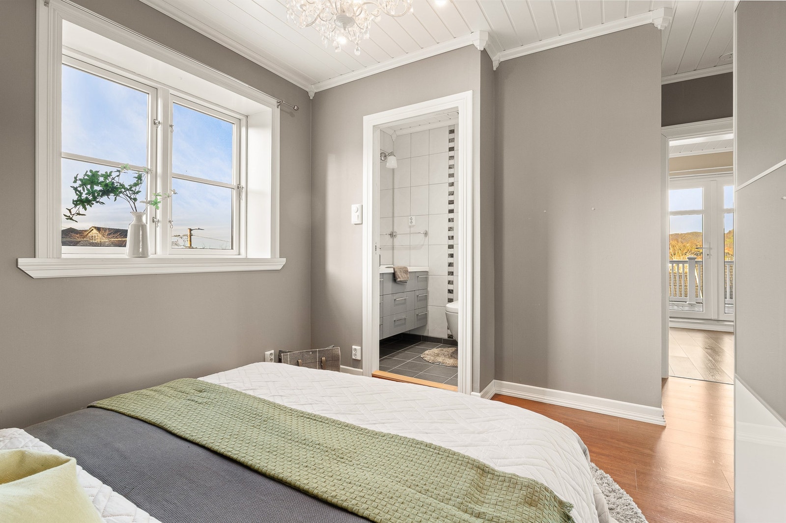 Fin og praktisk løsning med direkte tilknytning til bad. Galleribilde