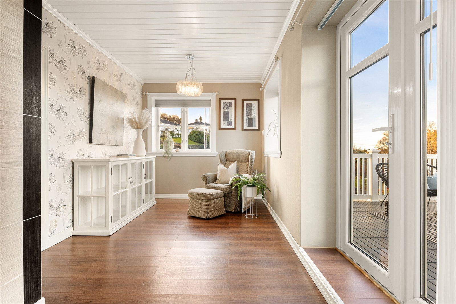 Fra stuen er det er utgang til en stor og solrik terrasse. Galleribilde