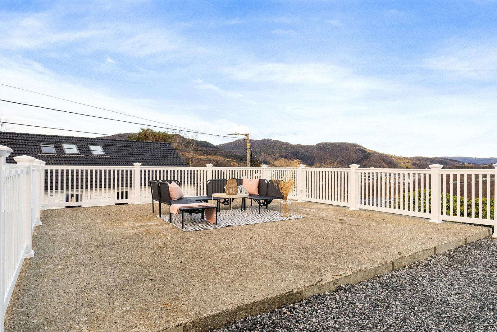 I tillegg til en flott terrasse er det også opparbeidet en ekstra uteplass. Galleribilde