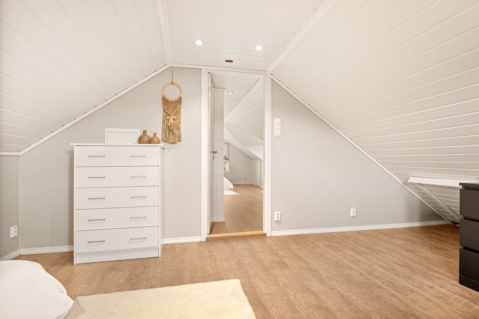 Plass til dobbeltseng, klesoppbevaring og annet ønsket møblement. Gode lagringsmuligheter i knevegg. Galleribilde