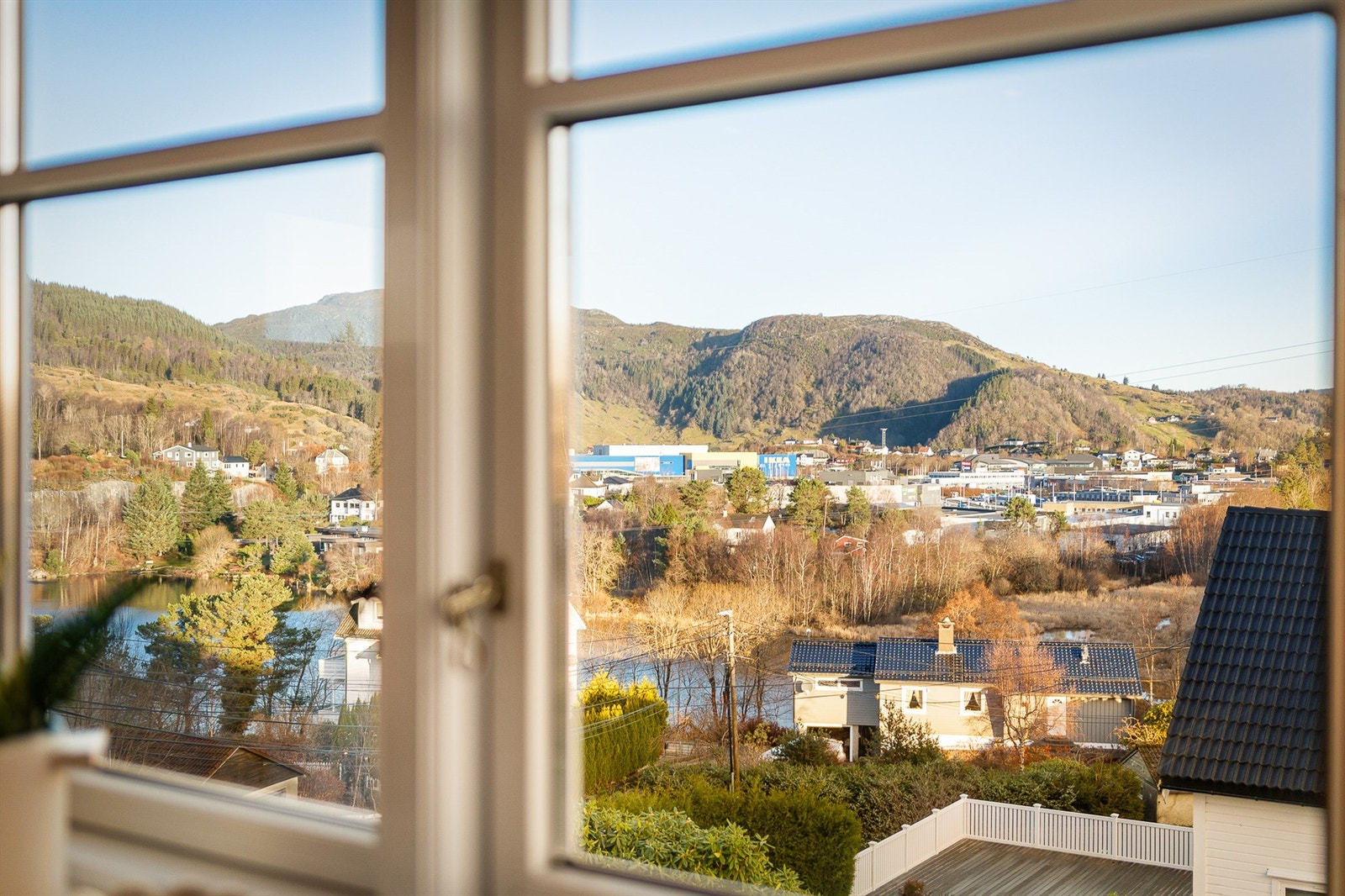 Fra eiendommen har man en nydelig utsikt og sol fra tidlig morgen til sent på kveld. Galleribilde