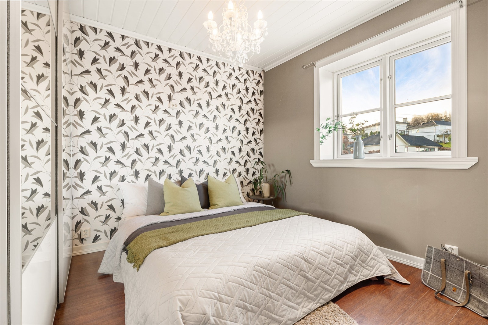 Rommet har plass til dobbeltseng og er innredet med skyvedørsgarderobe. Galleribilde