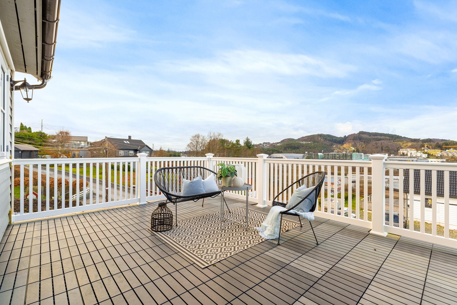 Romslig terrasse med svært gode solforhold og flott utsikt over nærområdet. Galleribilde