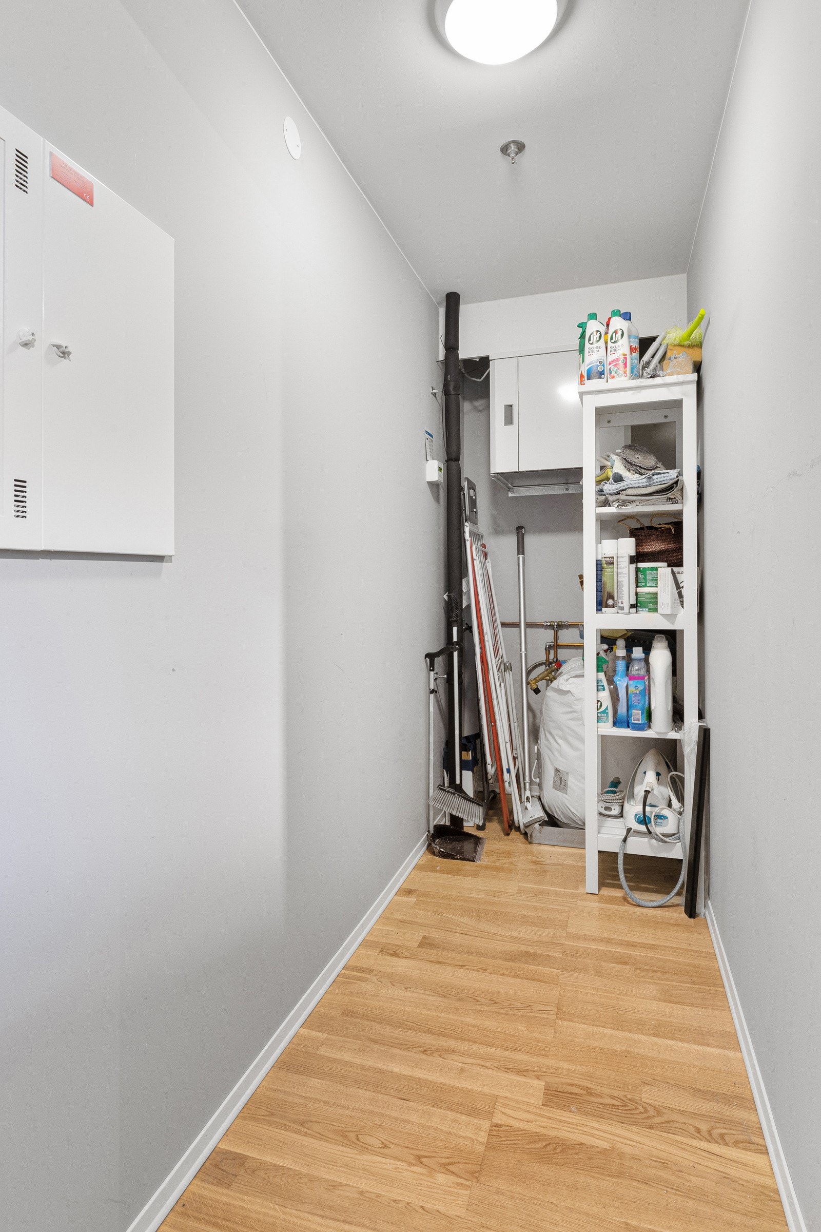 Innvendig bod/teknisk rom med plass til oppbevaring. Her er også ventilasjonsaggregat og varmtvannsbereder plassert. Galleribilde