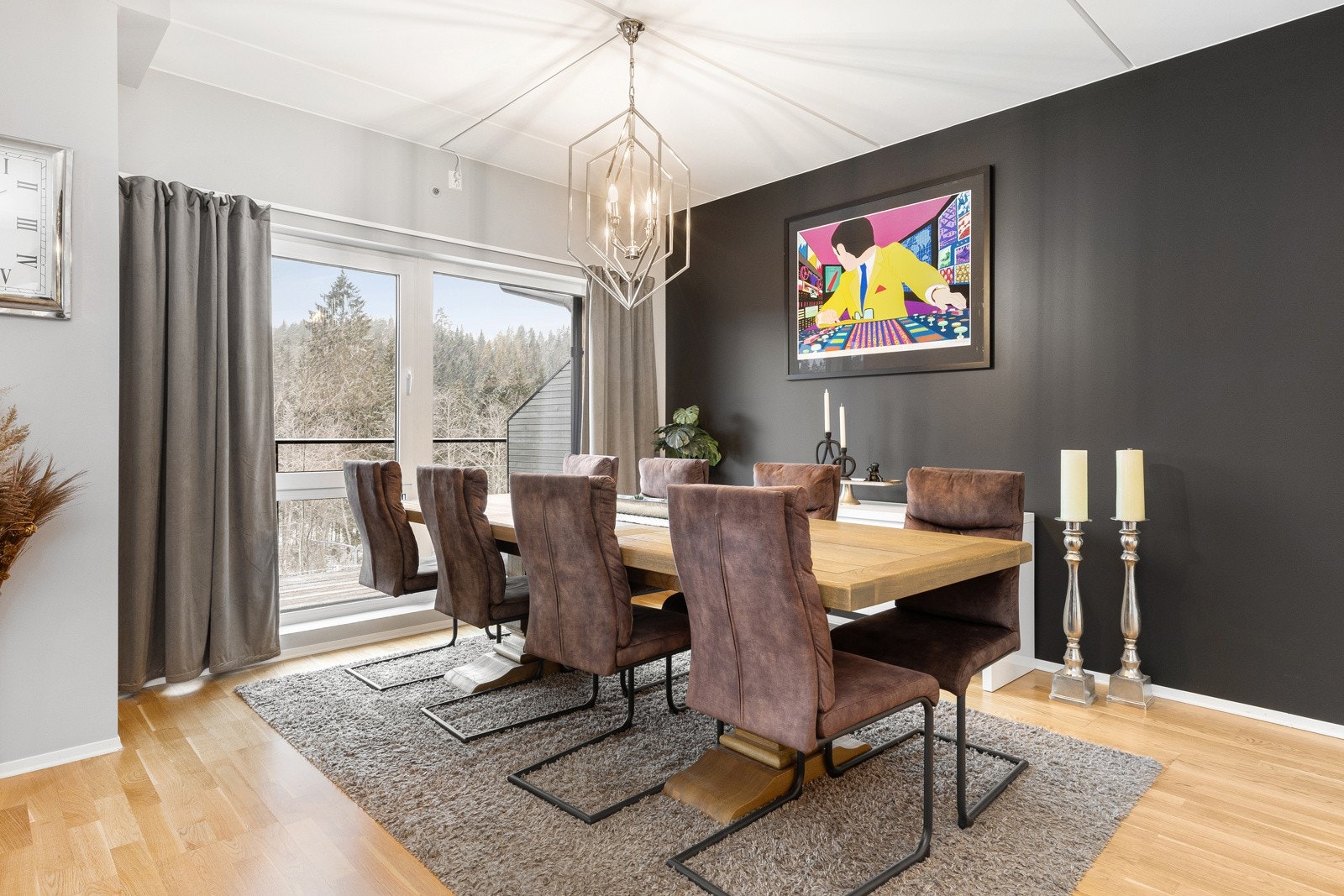 Oppholdsrom med jevne gulvflater og normal bruksslitasje. Overflater fremstår i god, funksjonell stand. Galleribilde