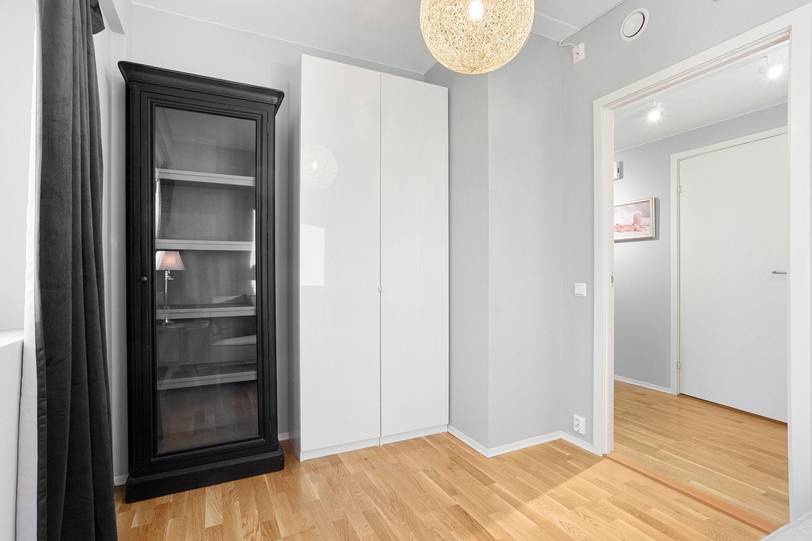 Lyst rom med garderobeskap og normal bruksslitasje på overflater. Galleribilde