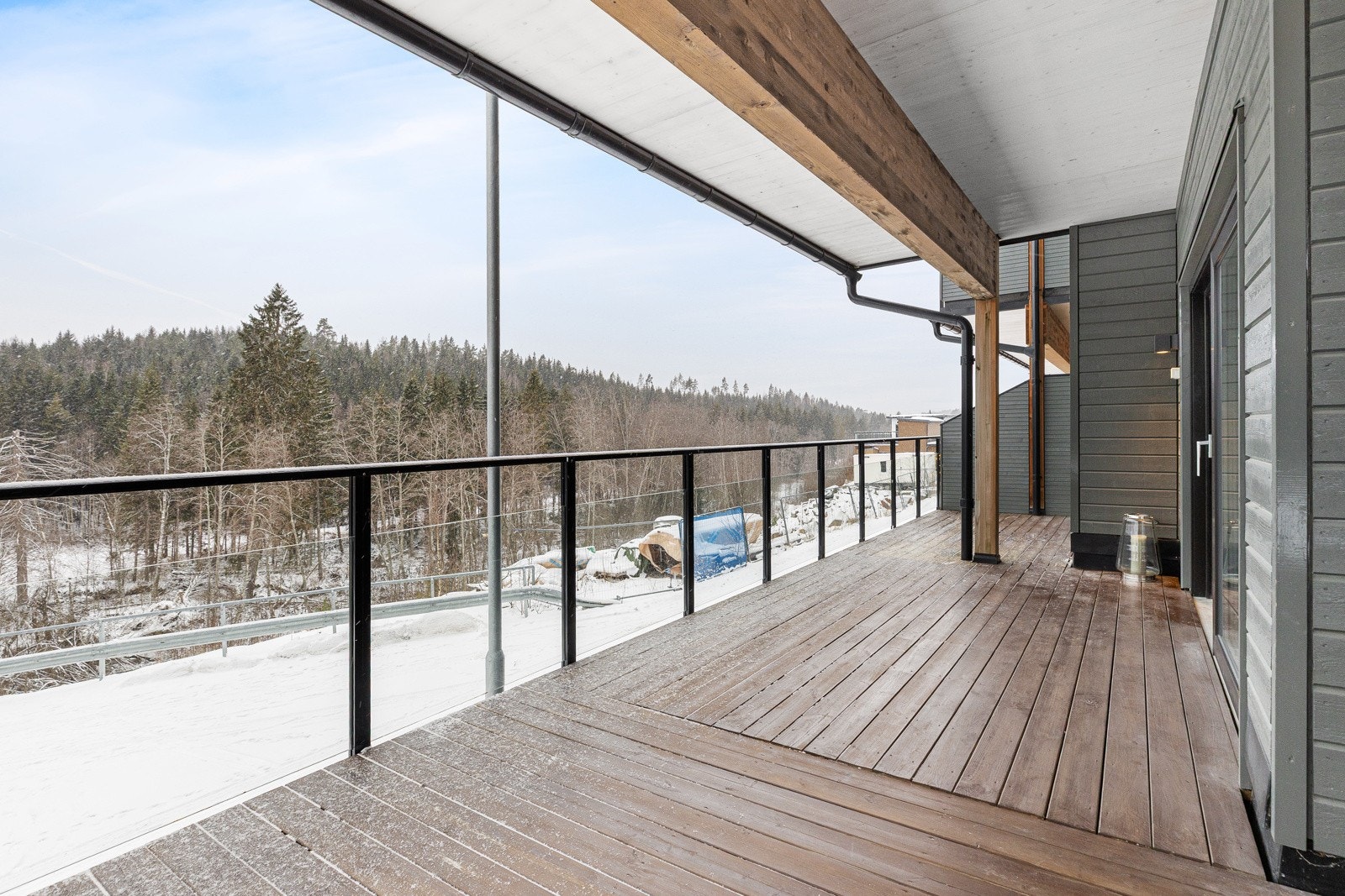 Terrasse med rekkverk i glass og metall. Tilgang til utebelysning og stikkontakt. Galleribilde