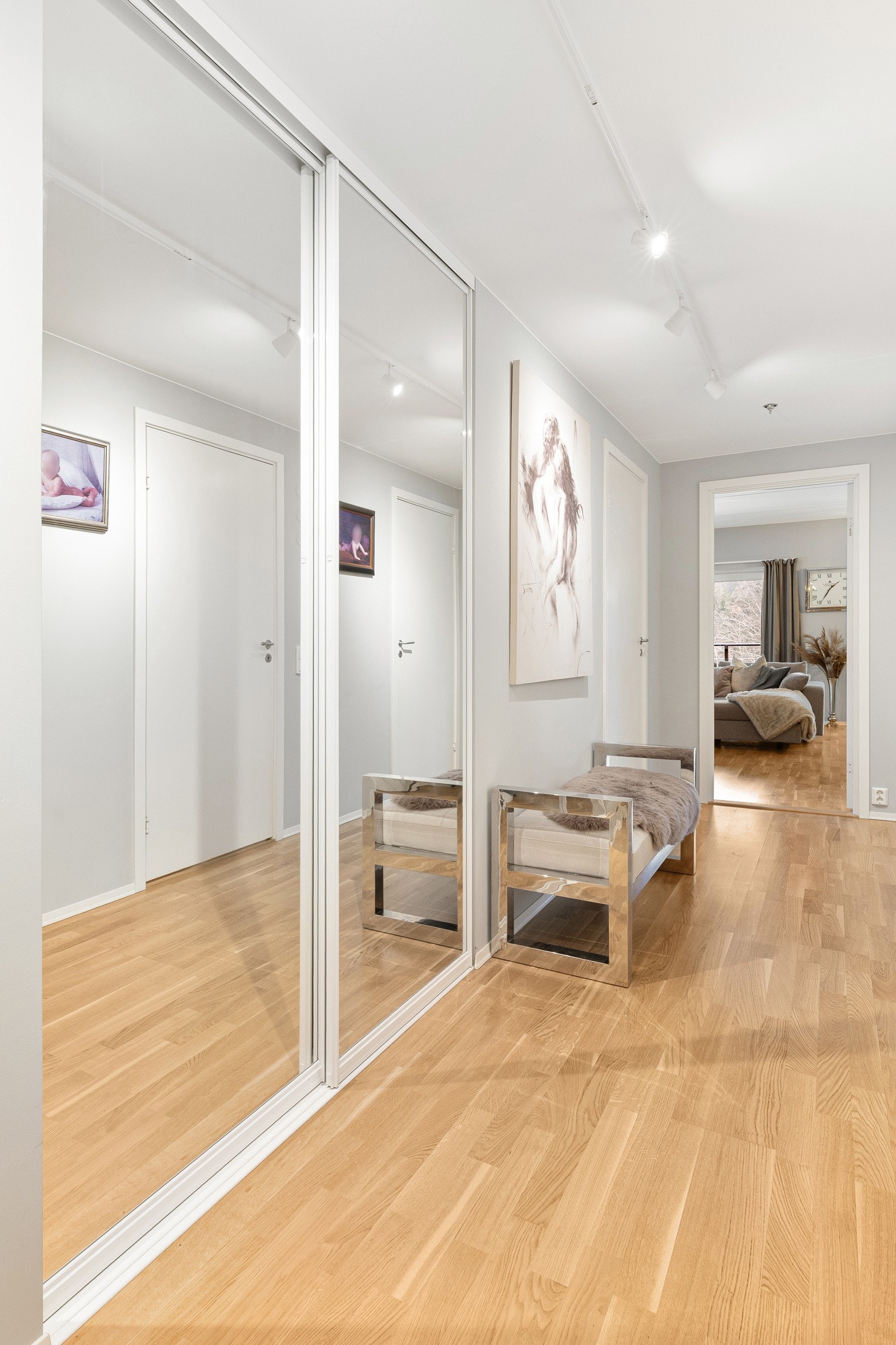 Gang med skyvedørsgarderobe som gir praktisk lagringsplass og ryddig uttrykk. Galleribilde