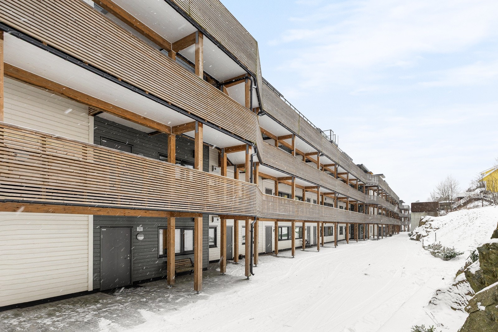 Pent opparbeidede felles uteområder rundt bebyggelsen. Galleribilde