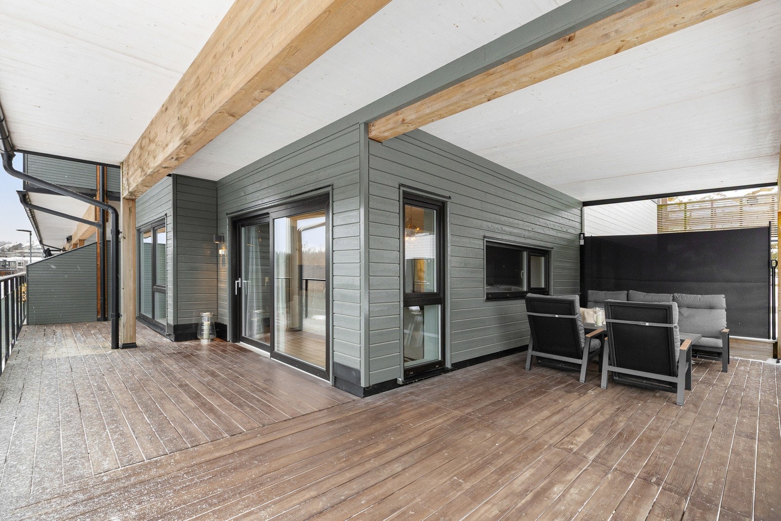 Terrasse utført i trekonstruksjon med terrassebord. Praktisk uteareal i direkte tilknytning til stue. Galleribilde