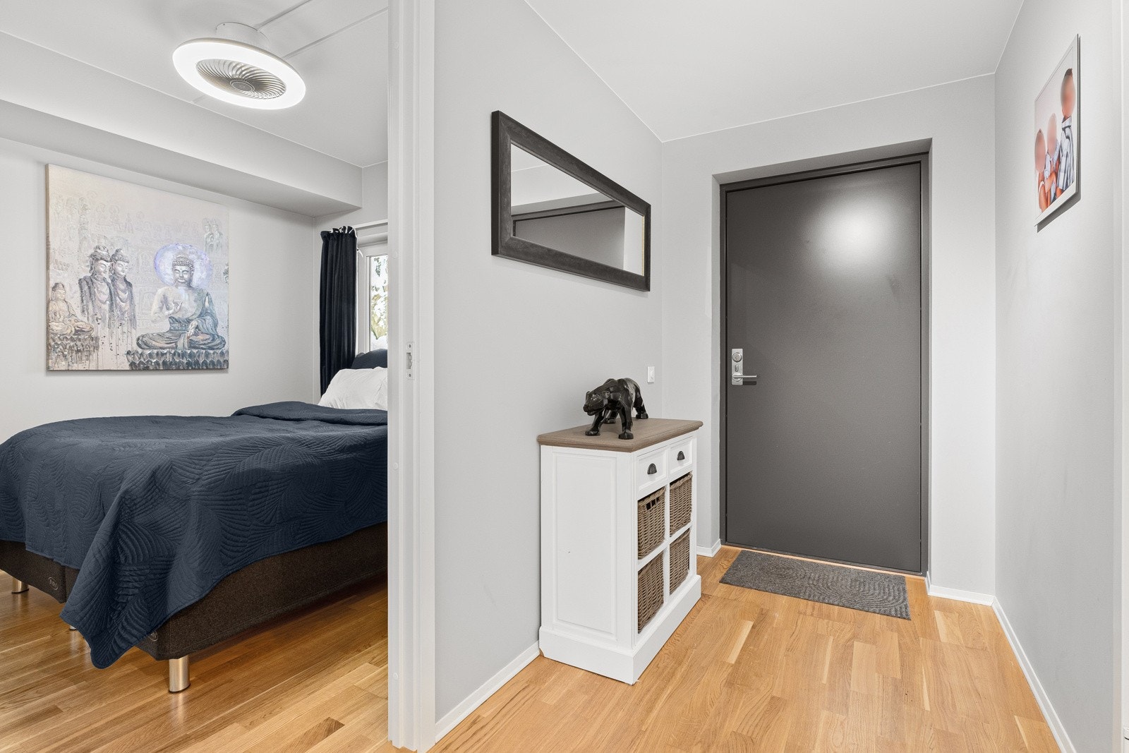 Innbydende entré med parkettgulv og malte, slette flater. God plass til oppbevaring. Galleribilde