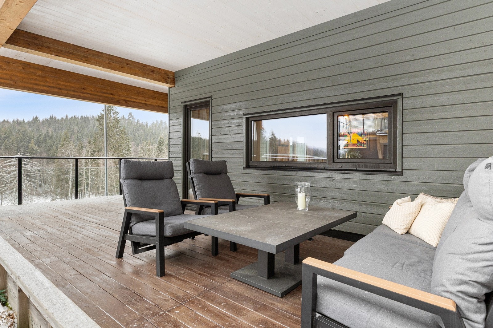 Solrik hjørneterrasse med skjermingsmuligheter og god brukskvalitet for både hverdag og sommerbruk. Galleribilde