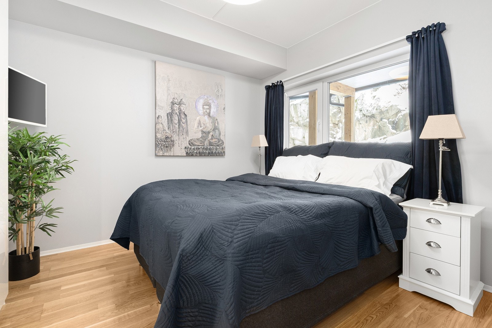 Soverom med parkettgulv, malte slette vegger og garderobeskap. Egnet som hovedsoverom. Galleribilde