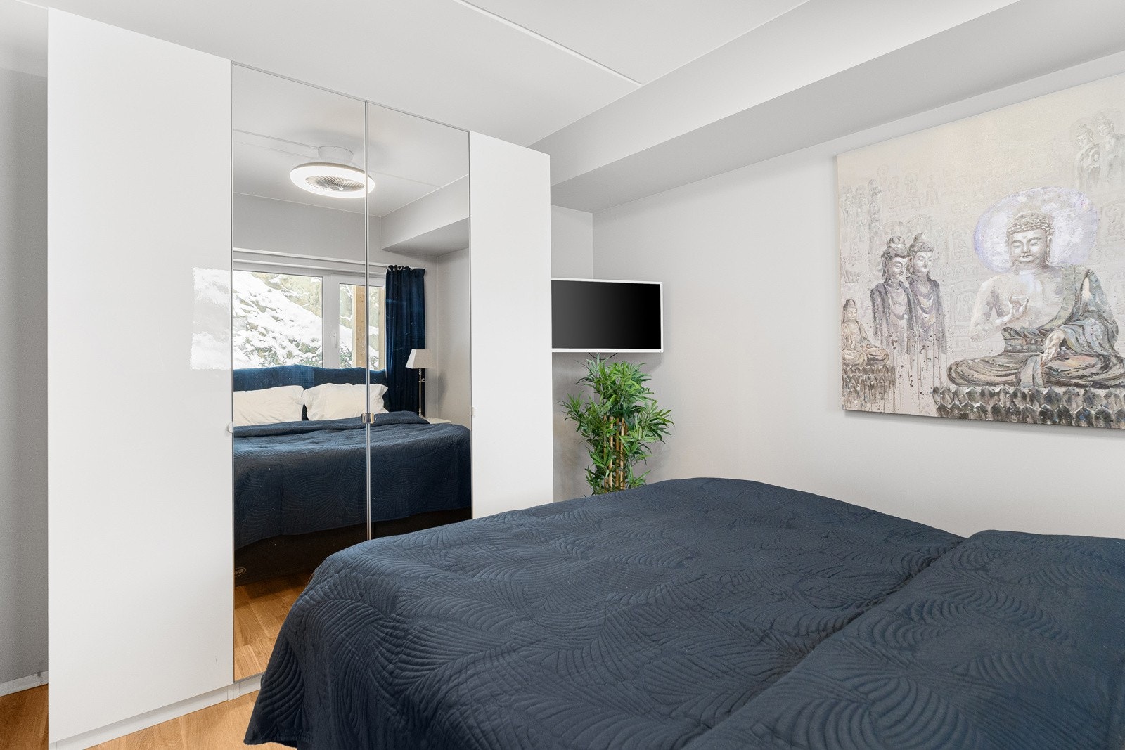 Romslig soverom med god plass til seng og oppbevaring. Rolig og funksjonell utforming. Galleribilde