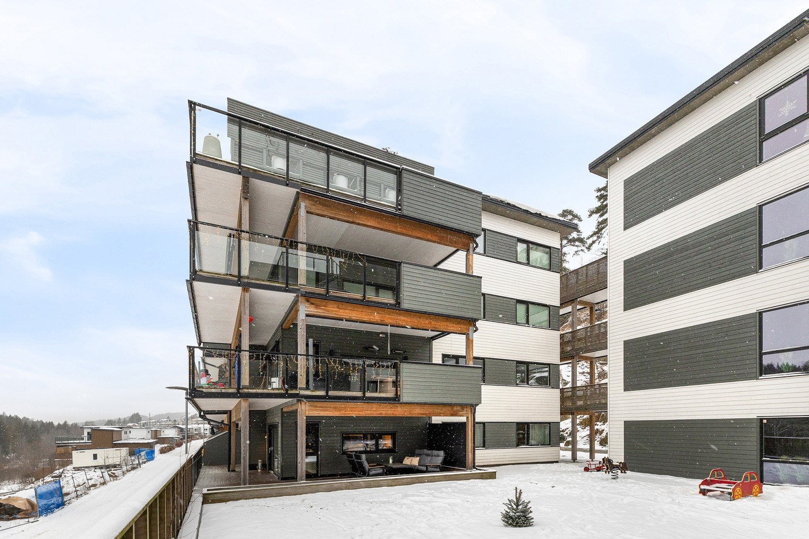 Fasade med liggende trekledning og gjennomført uttrykk. Galleribilde