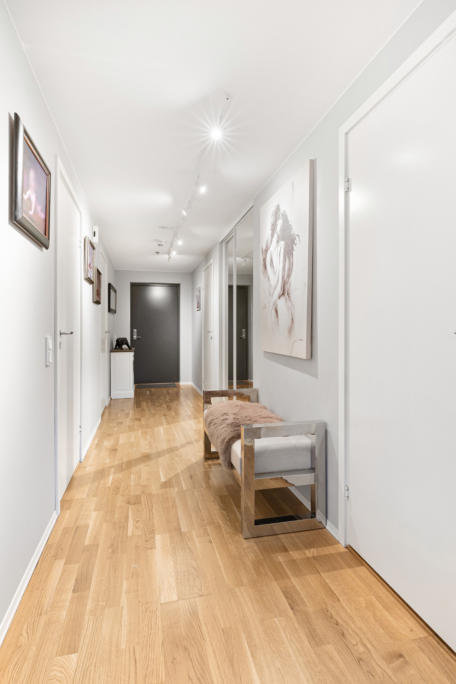 Lys gang som binder sammen boligens rom. Funksjonell planløsning med normal bruksslitasje. Galleribilde