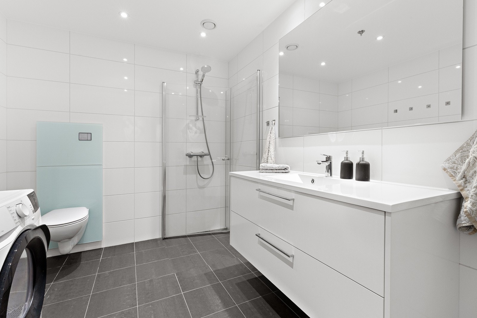 Flislagt bad fra byggeår med gulvvarme. Prefabrikkert baderom med moderne og funksjonell løsning. Galleribilde