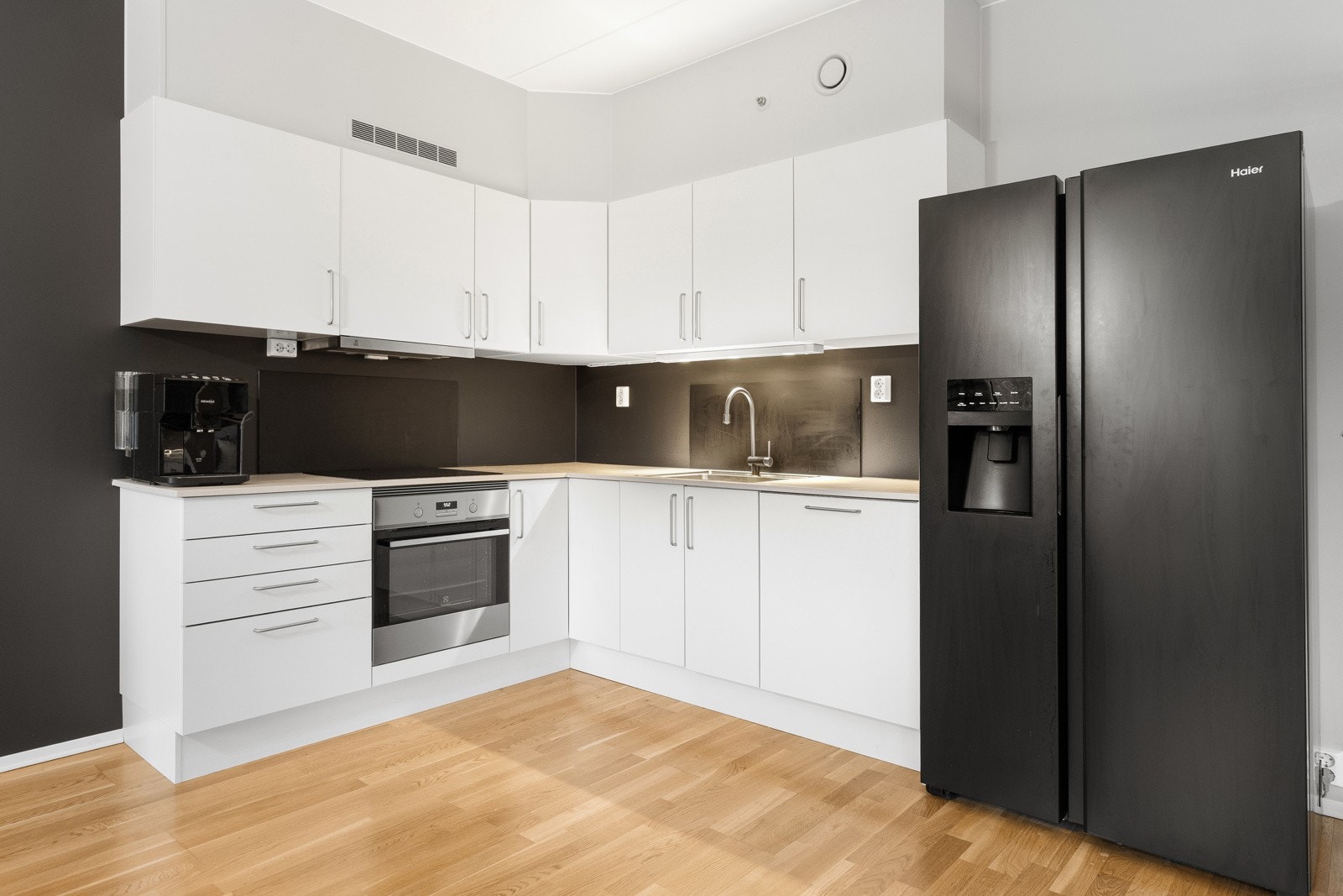 Sigdal innrednig fra byggeår med slette fronter og laminat benkeplate. Åpen løsning mot stue gir god sammenheng i oppholdsrommet. Galleribilde