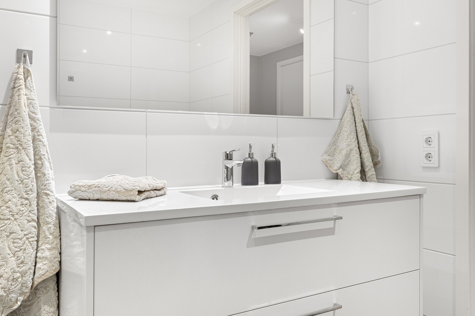 Flislagte vegger og nedsenket himling med downlights. Praktisk og lettstelt baderom i god teknisk stand. Galleribilde