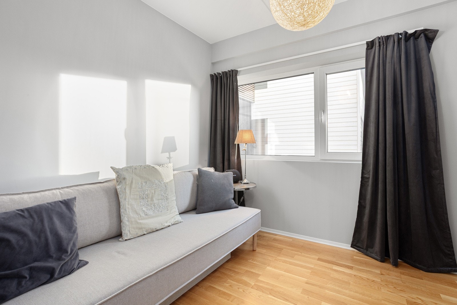 Soverom med parkett og malte flater. Fleksibelt rom med flere bruksmuligheter. Passer godt som barnerom, gjesterom eller kontor. Galleribilde