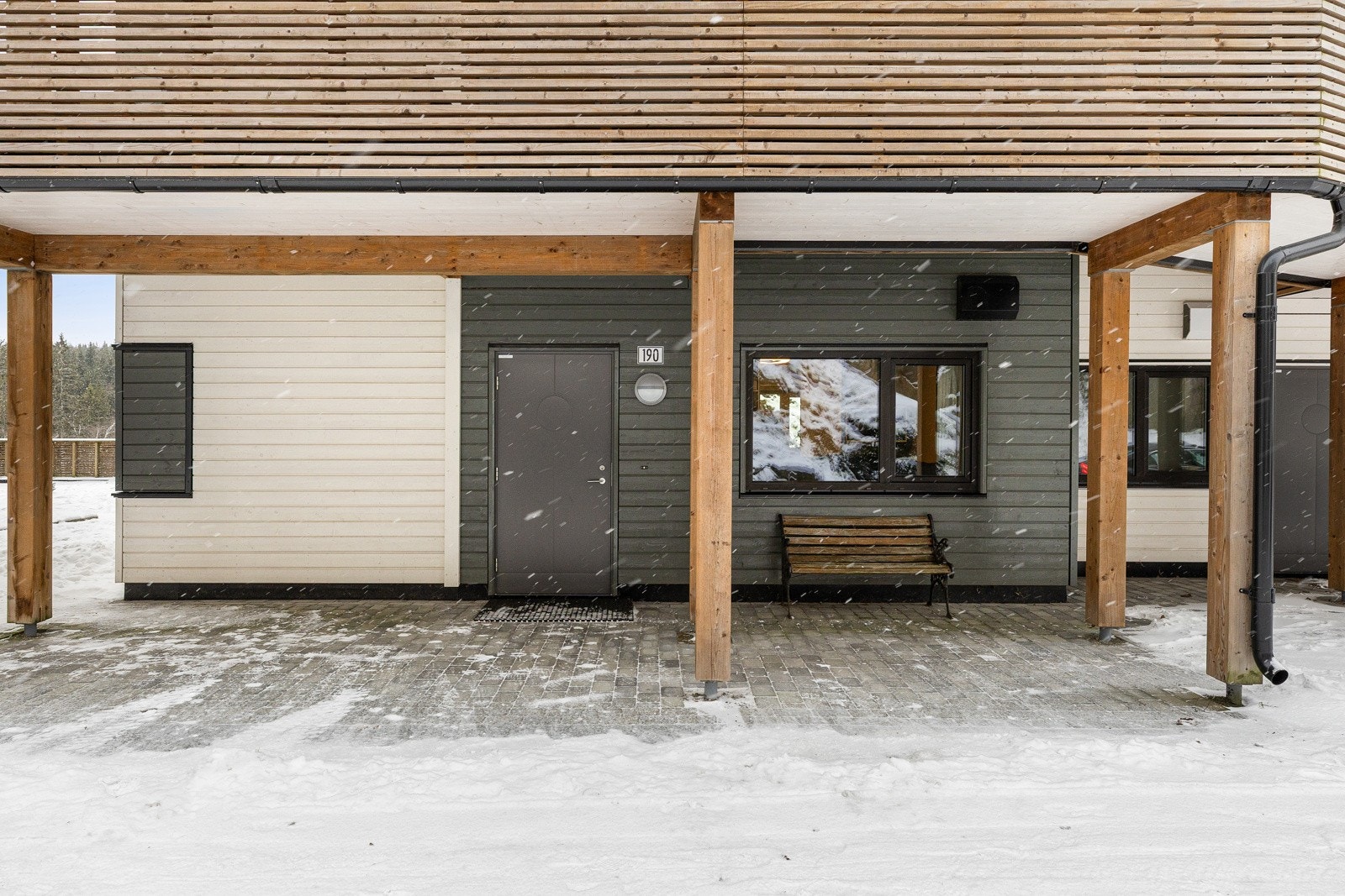 Oversiktlig og lett tilgjengelig inngangsparti med adkomst fra bakkeplan. Galleribilde