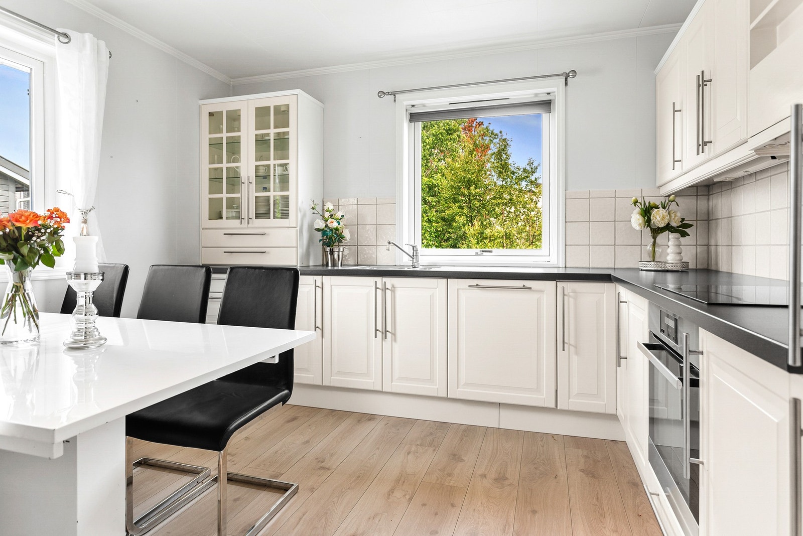 Romslig kjøkken med god benkeplass og skapplass. Galleribilde