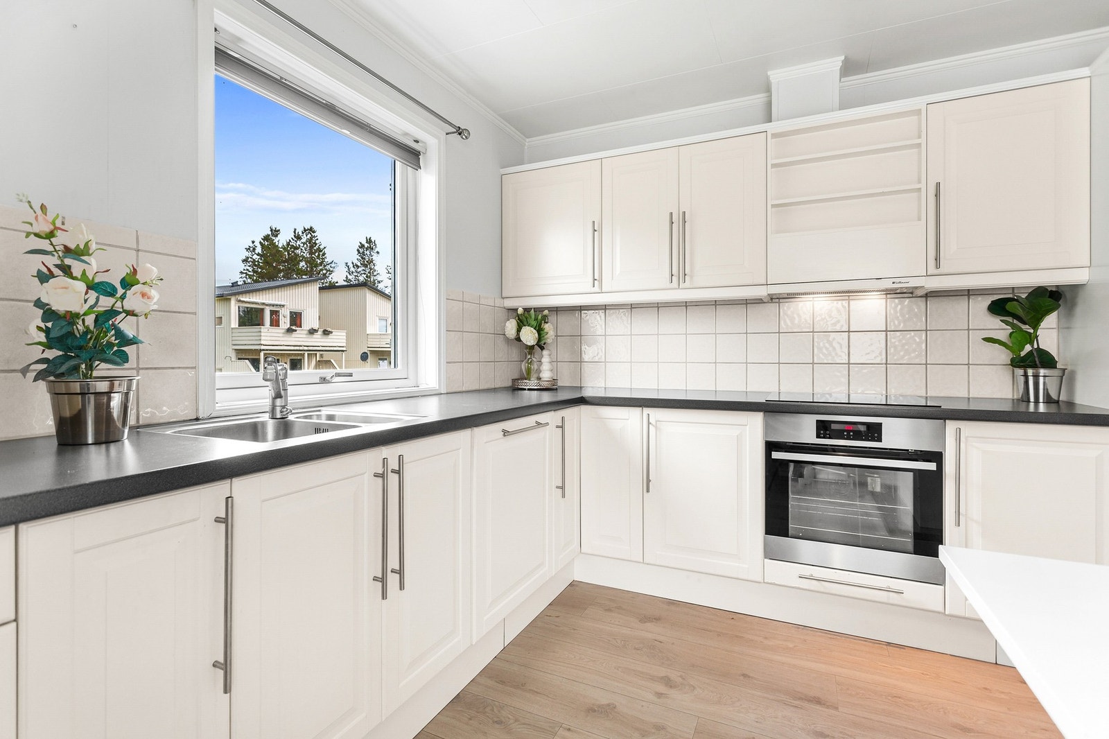 Fra kjøkkenet har man godt med naturlig dagslys Galleribilde