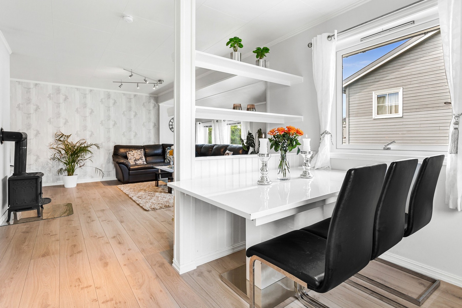 Stuen har vedfyring som varmer godt. Galleribilde