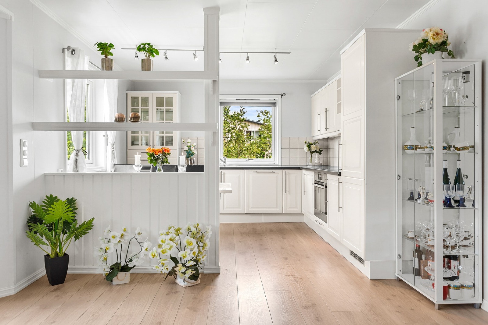 Fra stuen har man åpen løsning mot kjøkken. Som skaper en luftig atmosfære. Galleribilde