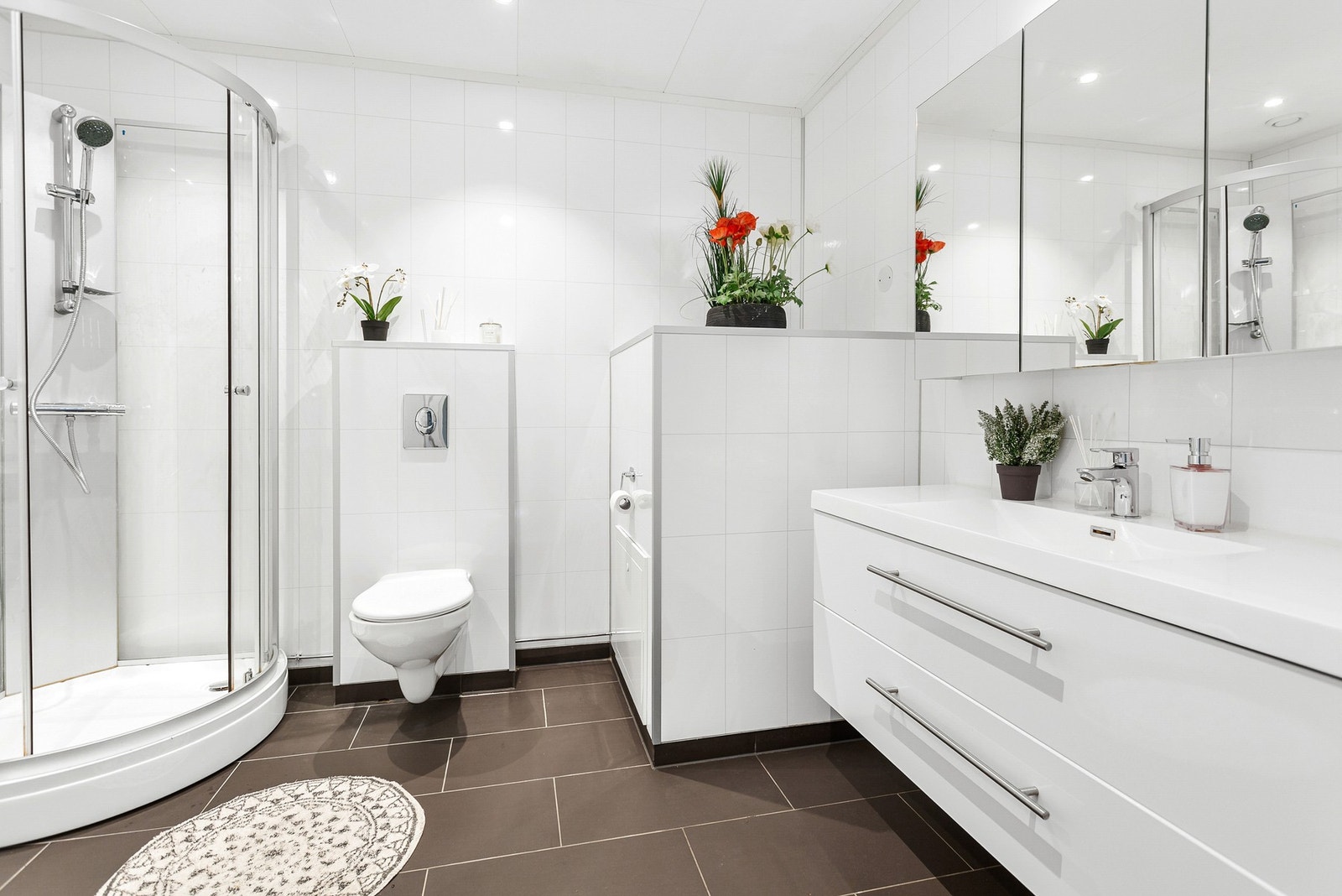 Flislagt bad med varmekabler i gulv. Vegghengt toalett. Galleribilde