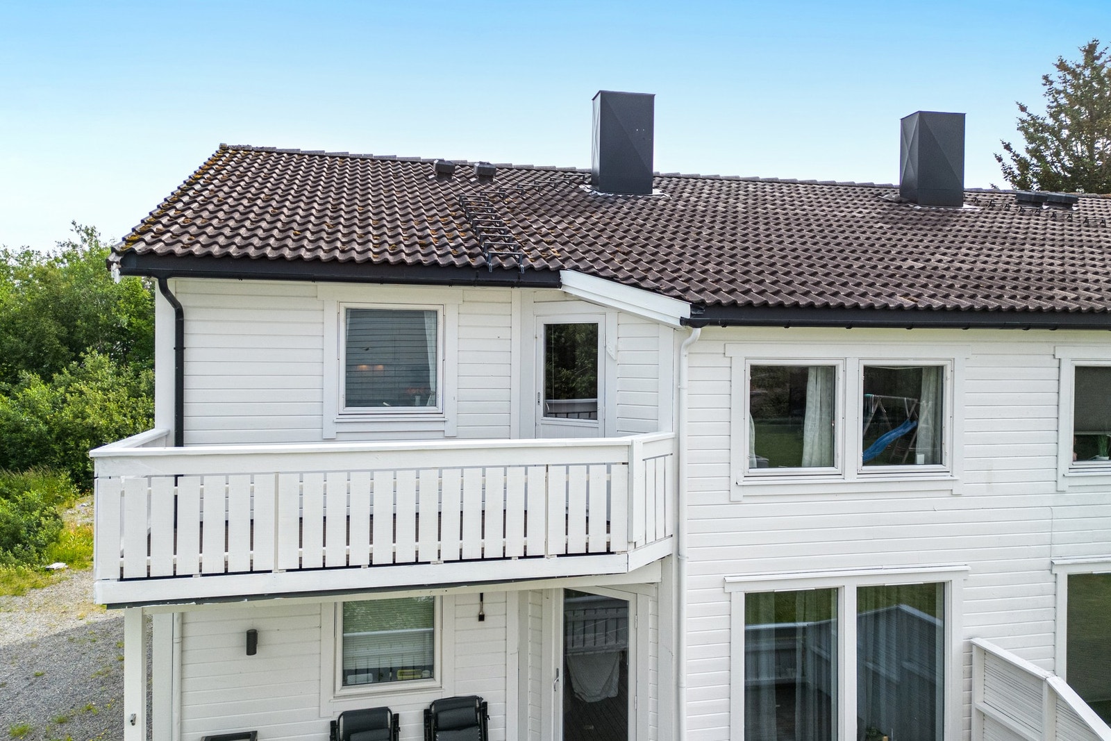 Romslig veranda med plass til hagemøbler Galleribilde