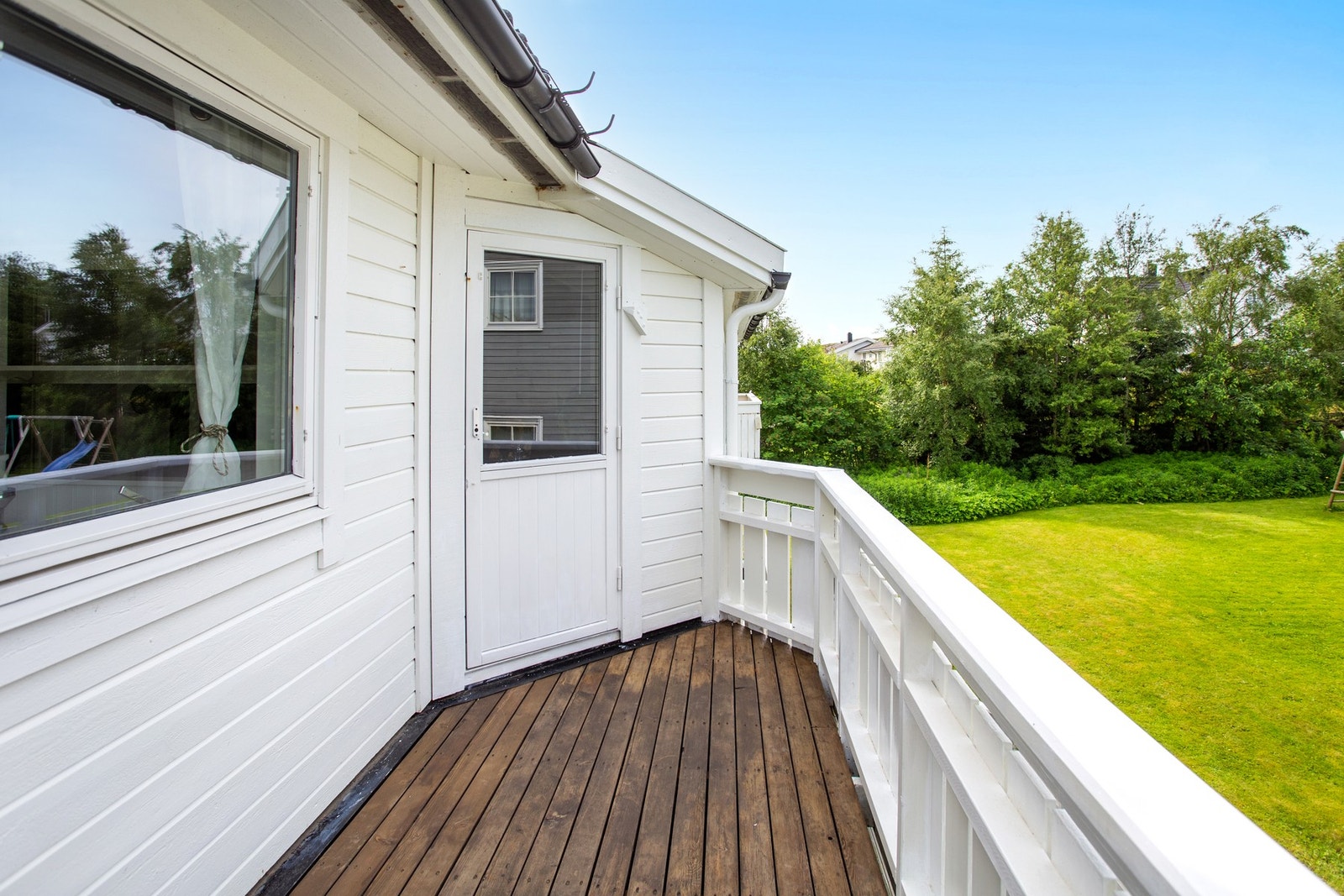 Enkel adkomst til veranda fra stue. Galleribilde