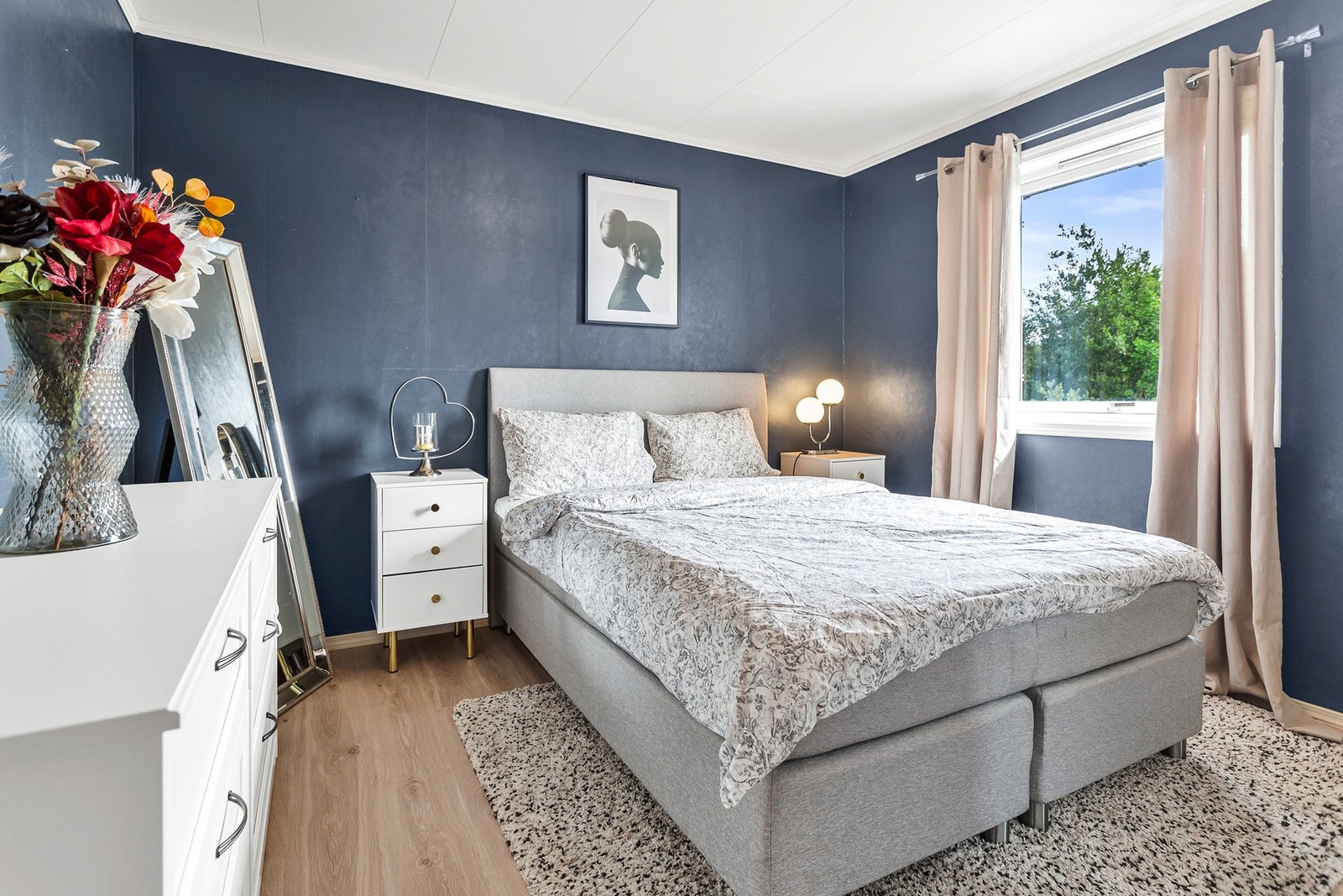 Hovedsoverommet har godt plass til dobbeltseng og garderobeløsning. Galleribilde