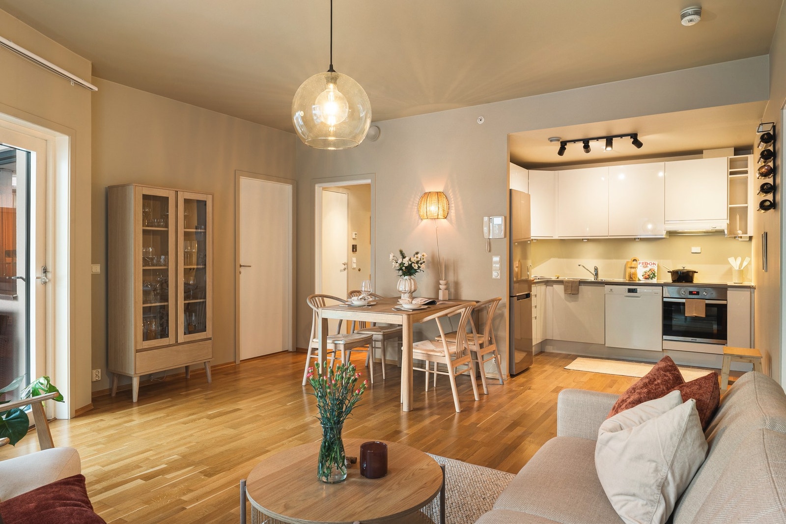 Stuen er i en åpen løsning sammen med kjøkkenet. Rommet måler hele 28 kvm. Galleribilde