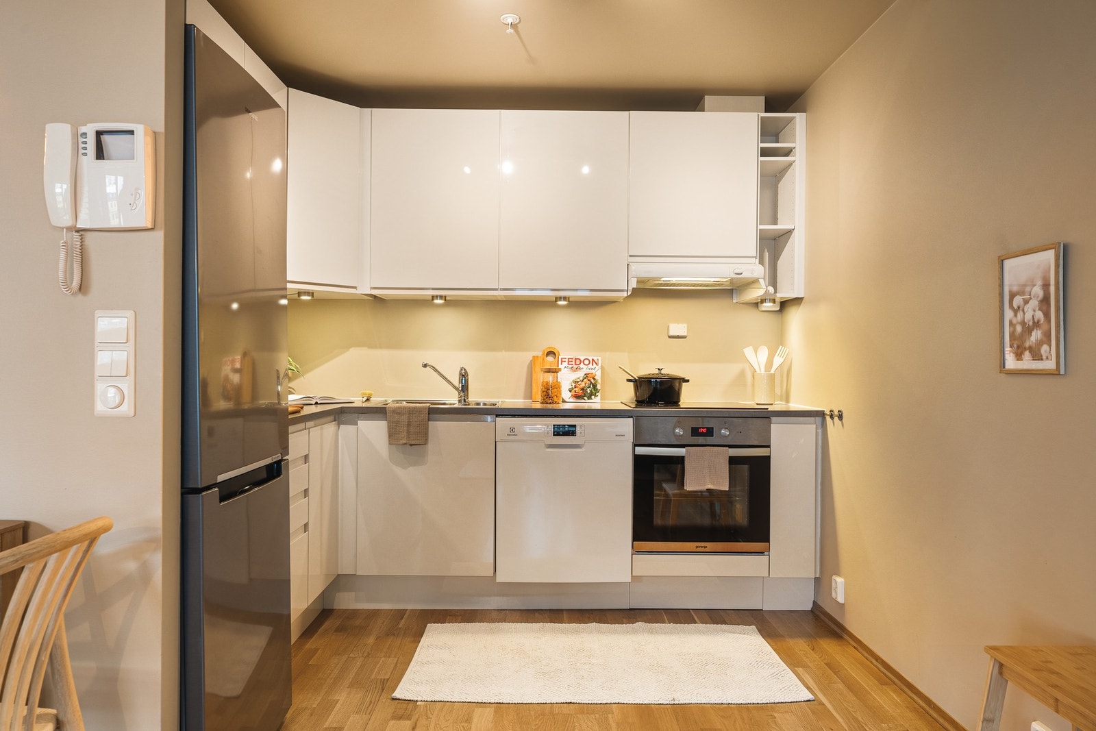 Kjøkkenet er moderne og stilrent med slette hvite fronter som er lett å holde rene. Galleribilde