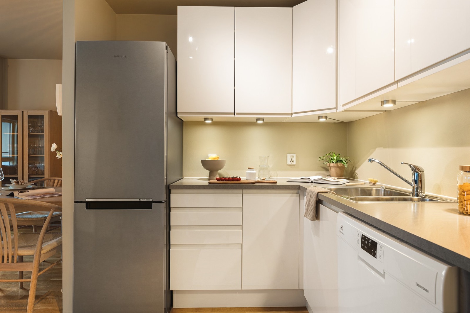 Integrerte hvitevarer består av stekeovn, platetopp, oppvaskmaskin og ventilator. Det er plass/opplegg for kjøleskap. Galleribilde