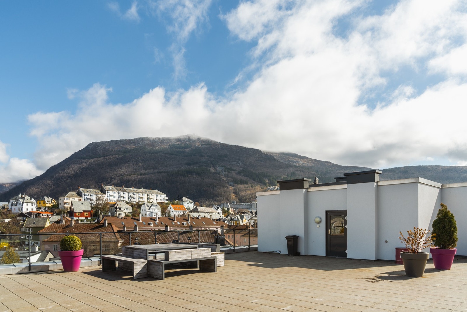 Det er felles takterrasse som kan benyttes, hvor man kan blant annet kan nyte utsikten over Ulriken og Fløyen. Galleribilde