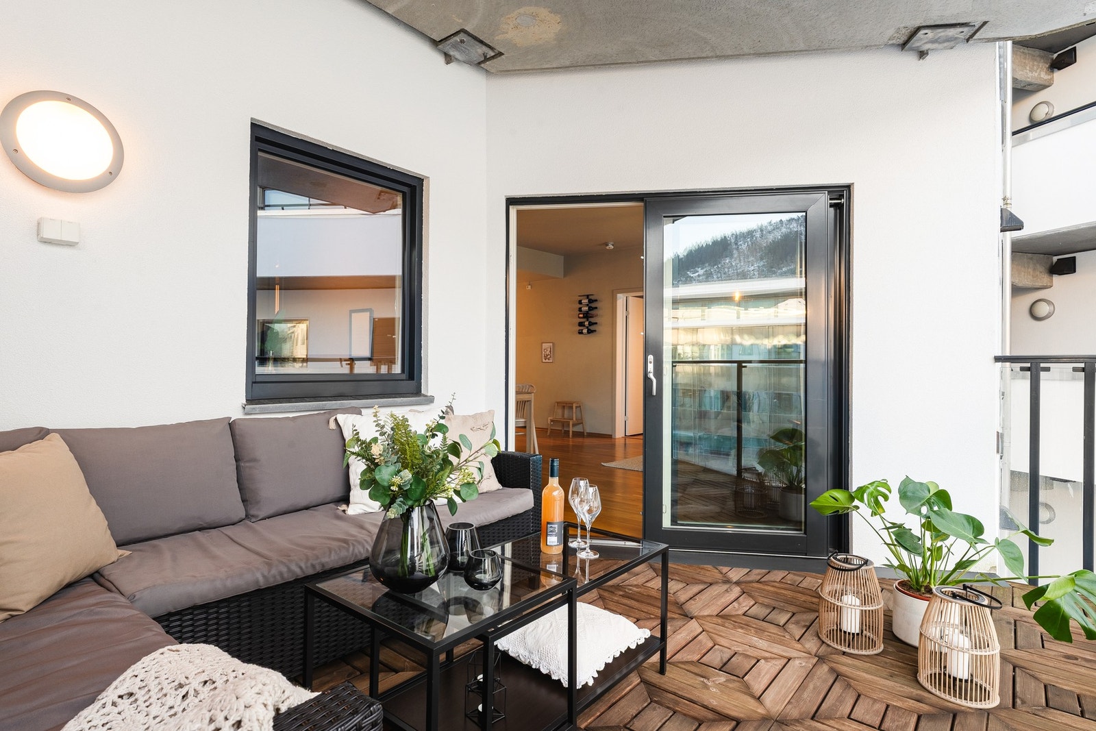 Selger opplyser om gode solforhold, med sol fra ca. kl. 12:00 til 20:30 på sommerstid. Galleribilde