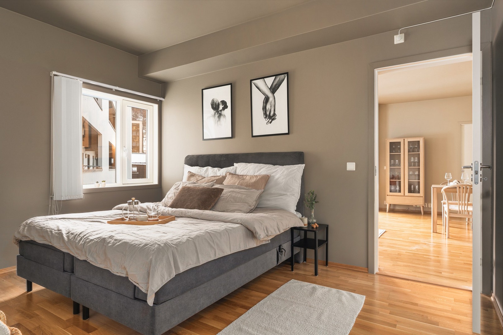 Hovedsoverommet er 12 kvm har plass til både dobbeltseng, nattbord og tilhørende møblement. Galleribilde