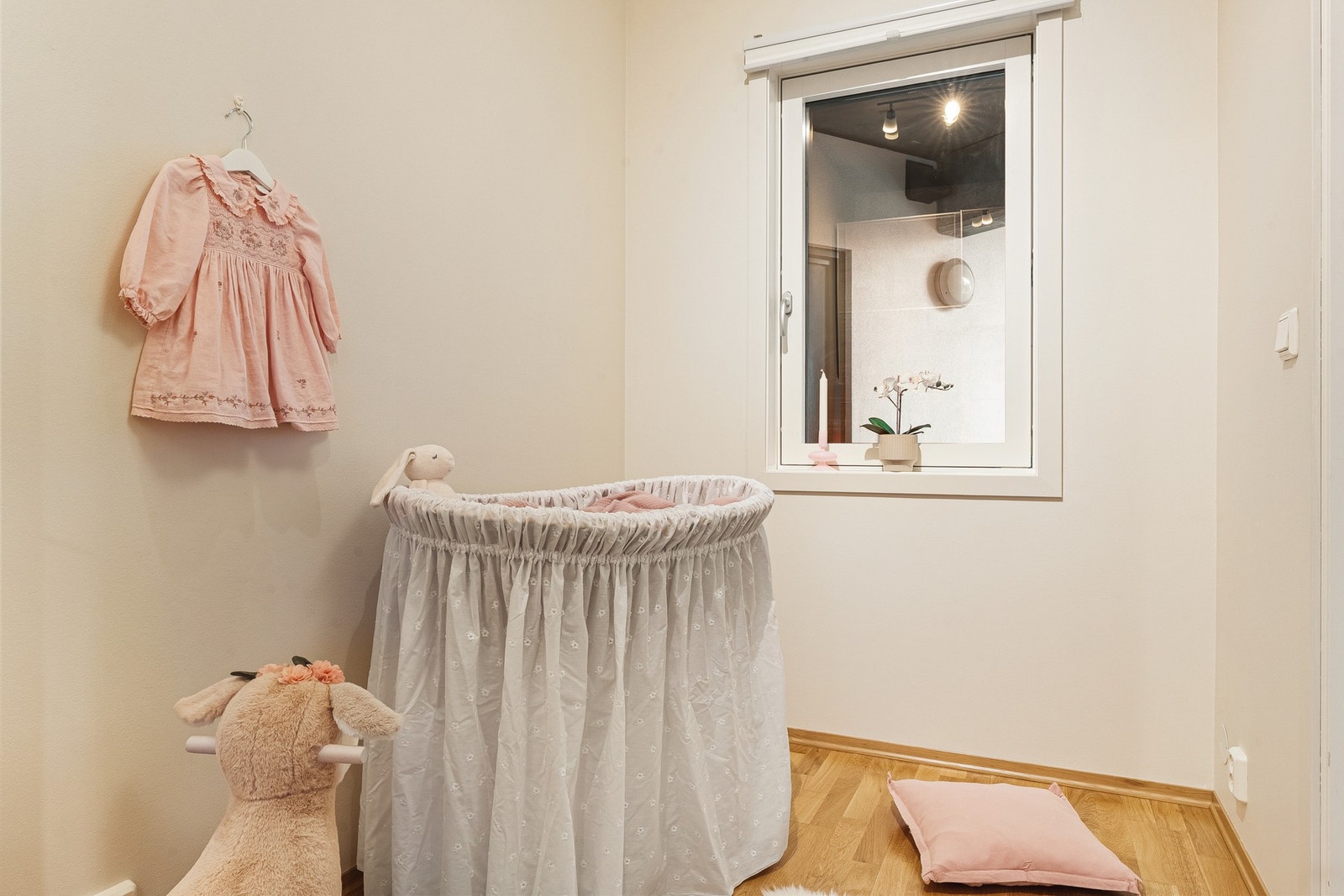 Det er også direkte tilknytning til kontor innredet som barnerom . Galleribilde