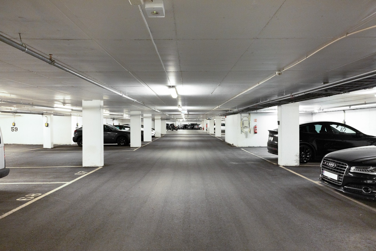 Det føler med parkeringsplass i garasjeanlegg hvor det er tilrettelagt for lading med nødvendig infrastruktur. Galleribilde