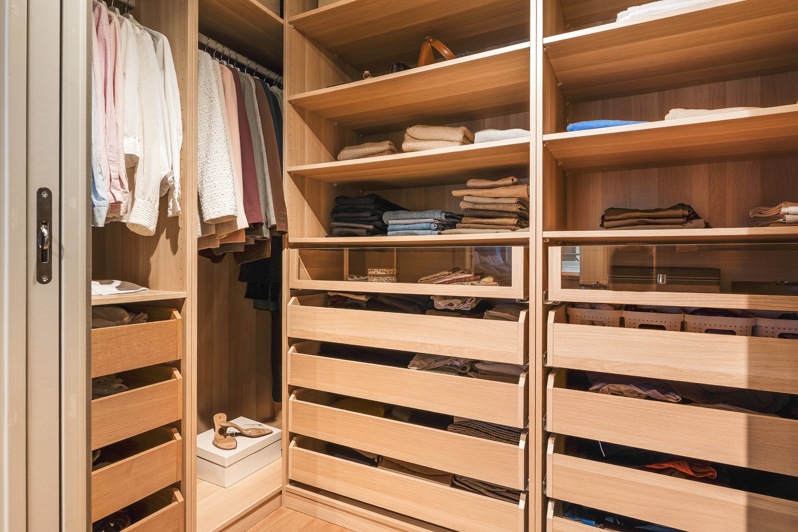 Det fremstår ryddig og oversiktlig, med gjennomtenkte oppbevaringsløsninger som gir god plass til både klær og tilbehør. Galleribilde