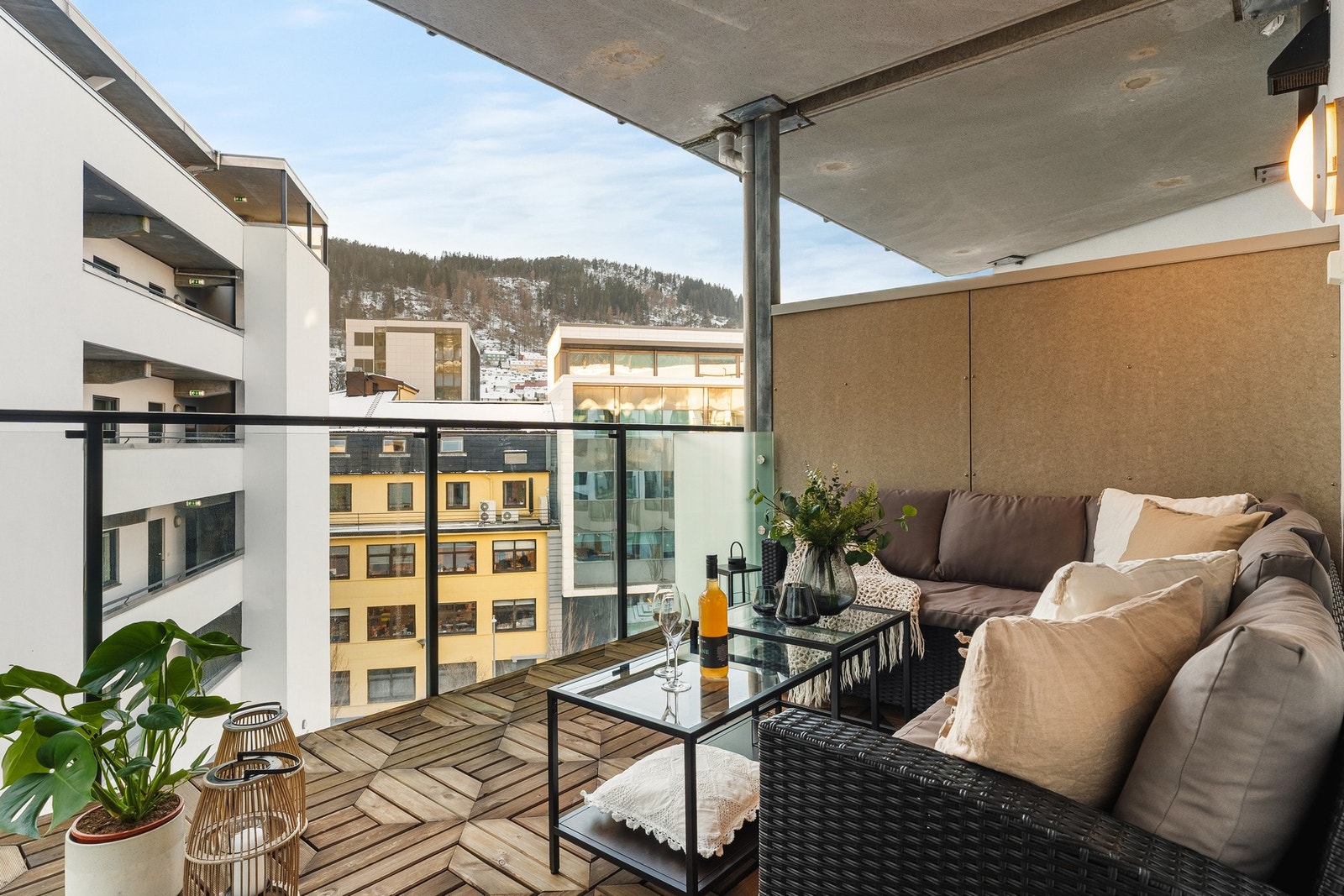 Lun og romslig altan på ca. 10 kvm. Galleribilde