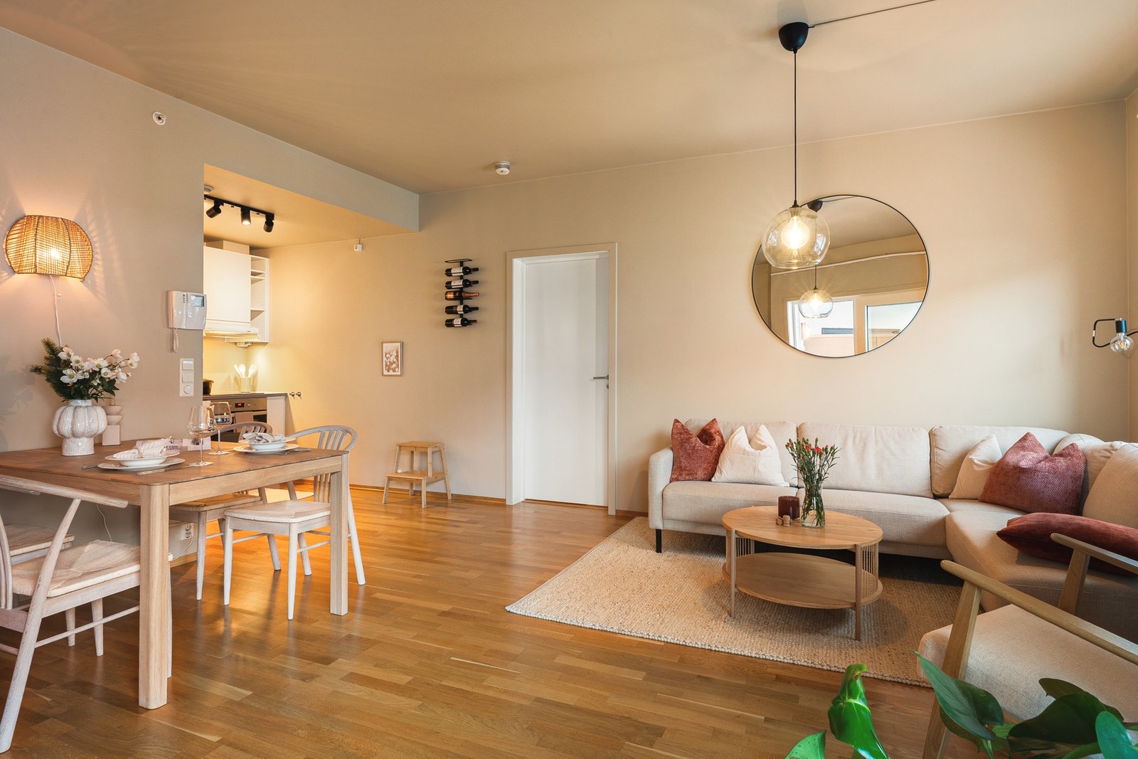 Det er god plass til sofagruppe og øvrig ønsket møblering, da spisebordet får plass ved kjøkkenet. Galleribilde