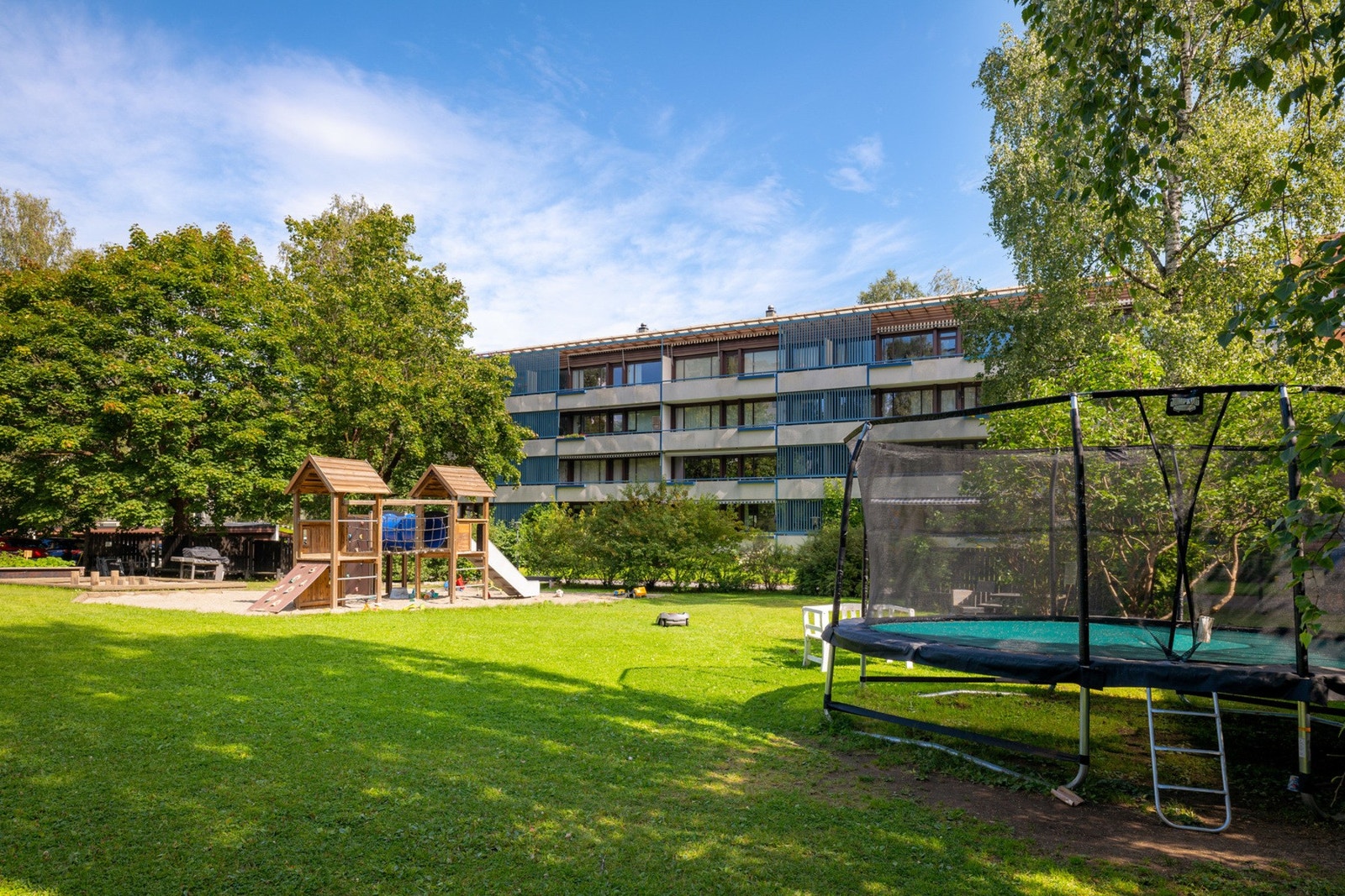 De to trampolinene er også veldig populære for sameiets større barn. Galleribilde